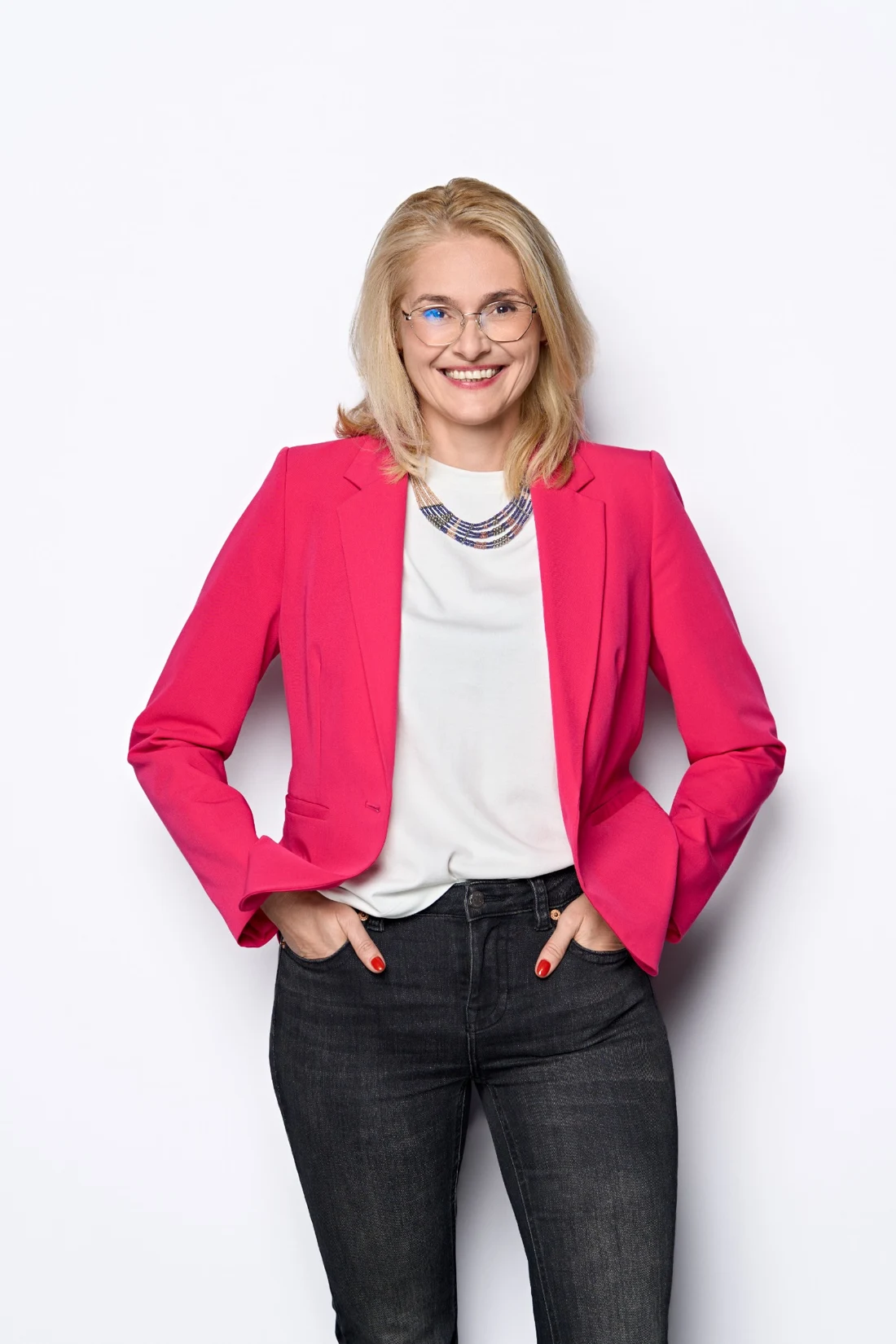 Inga Apiecionek w malinowej marynarce